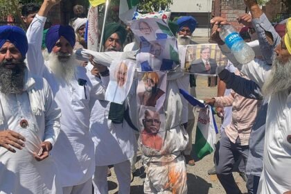 ਕਿਸਾਨ ਆਗੂਆਂ ਦੀ ਗ੍ਰਿਫਤਾਰੀ ਦੇ ਵਿਰੋਧ ਵਿਚ ਕਿਸਾਨ ਮਜ਼ਦੂਰ ਸੰਘਰਸ਼ ਕਮੇਟੀ ਅਤੇ ਸੰਯੁਕਤ ਕਿਸਾਨ ਮੋਰਚਾ ਵਲੋਂ DC ਦਫ਼ਤਰ ਜਲੰਧਰ ਵਿਖੇ ਕੇਂਦਰ ਤੇ ਪੰਜਾਬ ਸਰਕਾਰ ਦਾ ਫੂਕਿਆ ਗਿਆ  ਪੁਤਲਾ