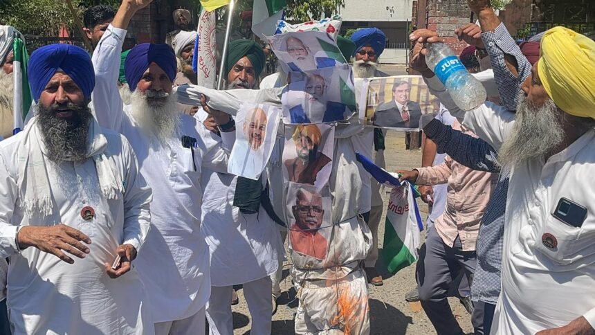 ਕਿਸਾਨ ਆਗੂਆਂ ਦੀ ਗ੍ਰਿਫਤਾਰੀ ਦੇ ਵਿਰੋਧ ਵਿਚ ਕਿਸਾਨ ਮਜ਼ਦੂਰ ਸੰਘਰਸ਼ ਕਮੇਟੀ ਅਤੇ ਸੰਯੁਕਤ ਕਿਸਾਨ ਮੋਰਚਾ ਵਲੋਂ DC ਦਫ਼ਤਰ ਜਲੰਧਰ ਵਿਖੇ ਕੇਂਦਰ ਤੇ ਪੰਜਾਬ ਸਰਕਾਰ ਦਾ ਫੂਕਿਆ ਗਿਆ  ਪੁਤਲਾ