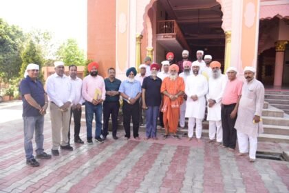 आम आदमी पार्टी के जालंधर लोकसभा प्रत्याशी पवन कुमार टीनू ने पर्यावरण प्रेमी राज्यसभा सदस्य संत बलबीर सिंह सीचेवाल से की मुलाकात