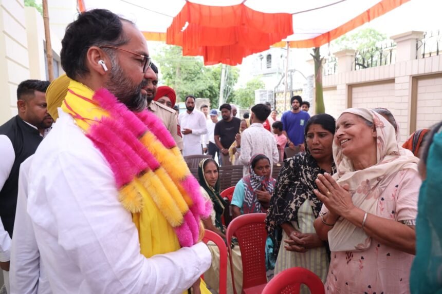 आम आदमी पार्टी के उम्मीदवार पवन कुमार टीनू ने शाहकोट के कई गांव में की बैठकें