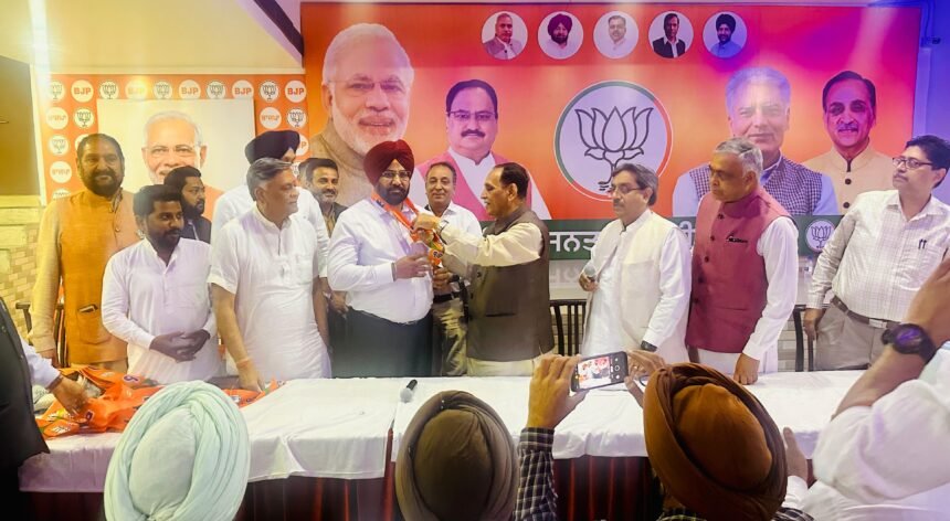 जालंधर लोकसभा हल्के में भाजपा का किला हुआ और ज्यादा मजबूत,रिटायर्ड एसएसपी हरविंद्र सिंह ढल्ली भाजपा में हुए शमिल