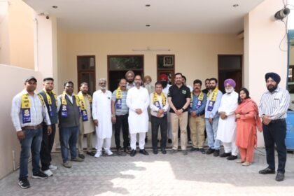 आम आदमी पार्टी के लोकसभा प्रत्याशी पवन टीनू की मौजूदगी में कांग्रेस पार्टी के नेता साथियों समेत AAP में शामिल