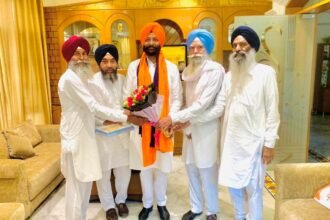 ਦਰਸ਼ਨ ਸਿੰਘ ਕੋਟ ਪ੍ਰਧਾਨ ਐਸਸੀ ਵਿੰਗ ਦੋਆਬਾ ਜੋਨ ਨੇ ਐਡਵੋਕੇਟ ਪਰਮਜੀਤ ਸਿੰਘ ਕਪੂਰਥਲਾ ਨੂੰ ਸ਼੍ਰੋਮਣੀ ਅਕਾਲੀ ਦਲ ਦਾ ਮੀਤ ਪ੍ਰਧਾਨ ਨਿਯੁਕਤ ਹੋਣ ਤੇ ਸਿਰੋਪਾਓ ਪਾਕੇ ਕੀਤਾ ਸਨਮਾਨਿਤ