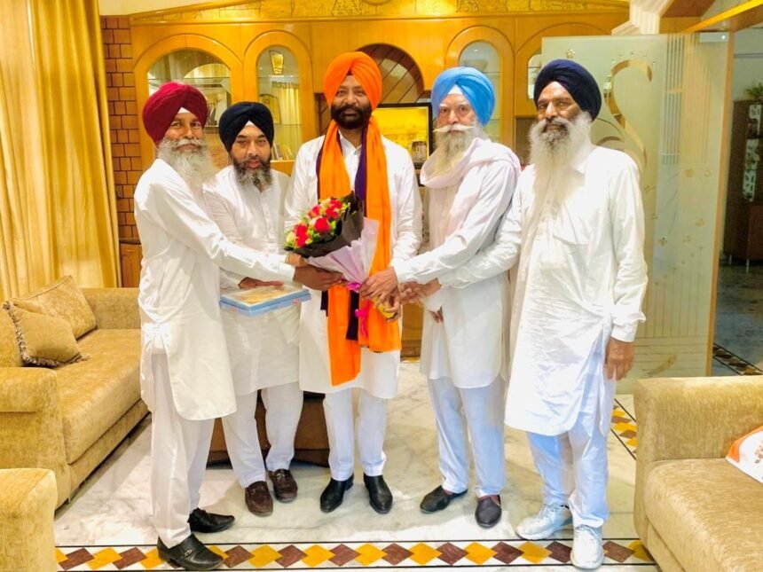 ਦਰਸ਼ਨ ਸਿੰਘ ਕੋਟ ਪ੍ਰਧਾਨ ਐਸਸੀ ਵਿੰਗ ਦੋਆਬਾ ਜੋਨ ਨੇ ਐਡਵੋਕੇਟ ਪਰਮਜੀਤ ਸਿੰਘ ਕਪੂਰਥਲਾ ਨੂੰ ਸ਼੍ਰੋਮਣੀ ਅਕਾਲੀ ਦਲ ਦਾ ਮੀਤ ਪ੍ਰਧਾਨ ਨਿਯੁਕਤ ਹੋਣ ਤੇ ਸਿਰੋਪਾਓ ਪਾਕੇ ਕੀਤਾ ਸਨਮਾਨਿਤ