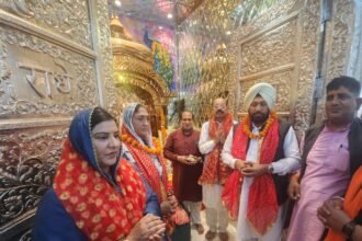 मोहिंदर भगत वा राजविंदर कौर थियारा  गुरु घर हुए नतमस्तक, इसके उपरान्त उन्होंने गीता मंदिर में टेका माथा