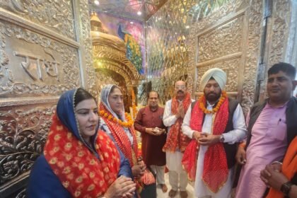 मोहिंदर भगत वा राजविंदर कौर थियारा  गुरु घर हुए नतमस्तक, इसके उपरान्त उन्होंने गीता मंदिर में टेका माथा