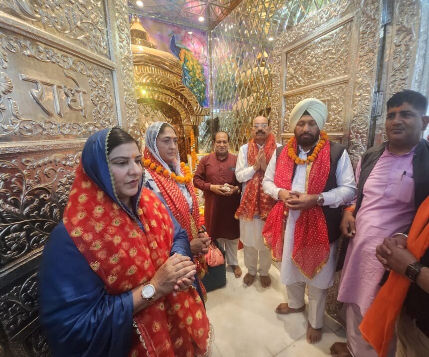 मोहिंदर भगत वा राजविंदर कौर थियारा  गुरु घर हुए नतमस्तक, इसके उपरान्त उन्होंने गीता मंदिर में टेका माथा