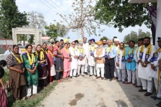 ਕਰਾੜੀ ‘ਚ ਵੱਖ-ਵੱਖ ਪਿੰਡਾਂ ਦੇ ਲੋਕਾਂ ਵੱਲੋਂ ਪਵਨ ਟੀਨੂੰ ਦਾ ਨਾਅਰਿਆਂ ਦੀ ਗੂੰਜ ਵਿੱਚ ਭਰਵਾਂ ਸਵਾਗਤ, ਕਿਹਾ- ਵੋਟਰ ਪੰਜਾਬ ਦੀਆਂ ਦੋਖੀ ਪਾਰਟੀਆਂ ਦੇ ਉਮੀਦਵਾਰਾਂ ਨੂੰ  ਮੂੰਹ ਨਹੀਂ ਲਗਾਉਣਗੇ