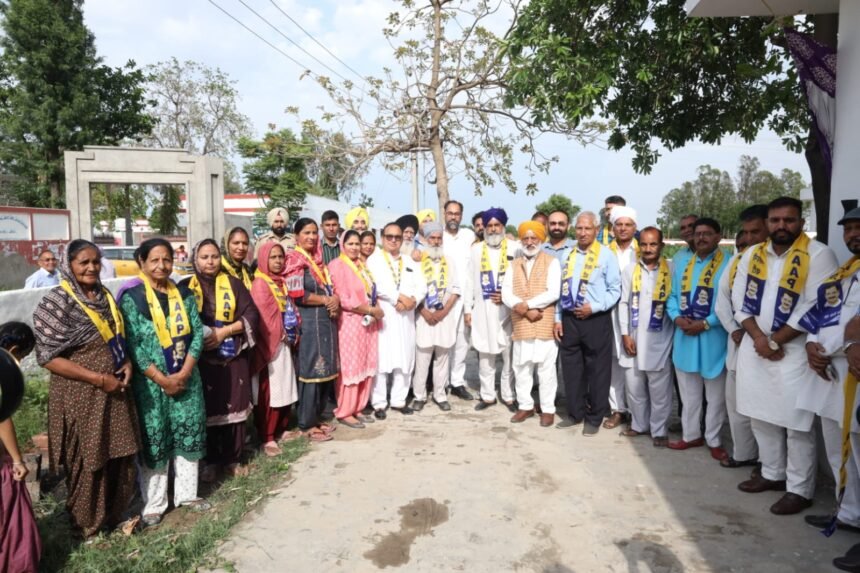 ਕਰਾੜੀ ‘ਚ ਵੱਖ-ਵੱਖ ਪਿੰਡਾਂ ਦੇ ਲੋਕਾਂ ਵੱਲੋਂ ਪਵਨ ਟੀਨੂੰ ਦਾ ਨਾਅਰਿਆਂ ਦੀ ਗੂੰਜ ਵਿੱਚ ਭਰਵਾਂ ਸਵਾਗਤ, ਕਿਹਾ- ਵੋਟਰ ਪੰਜਾਬ ਦੀਆਂ ਦੋਖੀ ਪਾਰਟੀਆਂ ਦੇ ਉਮੀਦਵਾਰਾਂ ਨੂੰ  ਮੂੰਹ ਨਹੀਂ ਲਗਾਉਣਗੇ