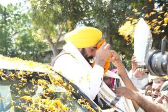 मुख्यमंत्री भगवंत मान को मिला लोगों का प्यार, मोगा जाते समय सीएम भगवंत मान पर लोगों ने बरसाए फूल