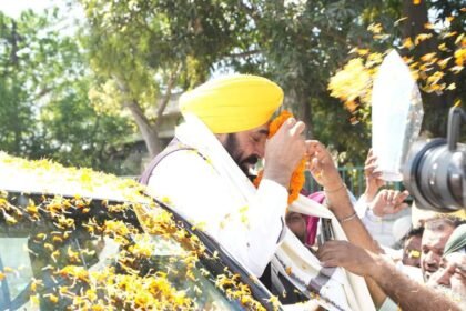 मुख्यमंत्री भगवंत मान को मिला लोगों का प्यार, मोगा जाते समय सीएम भगवंत मान पर लोगों ने बरसाए फूल