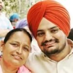 सिद्धू मूसेवाला की सरपंच माता के जाली दस्तखत कर पेंशन लगवाने की कोशिश, अज्ञात पर केस दर्ज