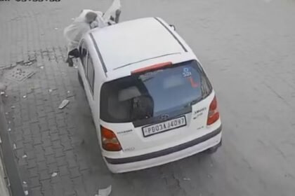 सड़क किनारे खड़े बुजुर्ग दंपती को बेकाबू कार ने मारी टक्कर, कई फुट उछलकर गिरे दूर… देखें वीडियो