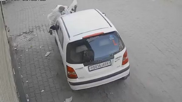 सड़क किनारे खड़े बुजुर्ग दंपती को बेकाबू कार ने मारी टक्कर, कई फुट उछलकर गिरे दूर… देखें वीडियो