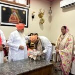 राज्यसभा सांसद राघव चड्ढा ने डेरा सचखंड बल्लां के प्रमुख संत निरंजन दास महाराज जी का लिय़ा आशीर्वाद