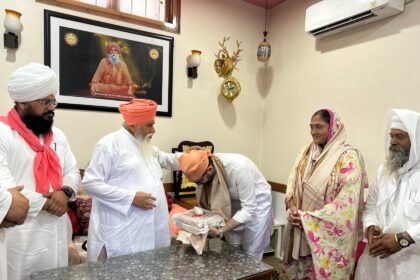 राज्यसभा सांसद राघव चड्ढा ने डेरा सचखंड बल्लां के प्रमुख संत निरंजन दास महाराज जी का लिय़ा आशीर्वाद