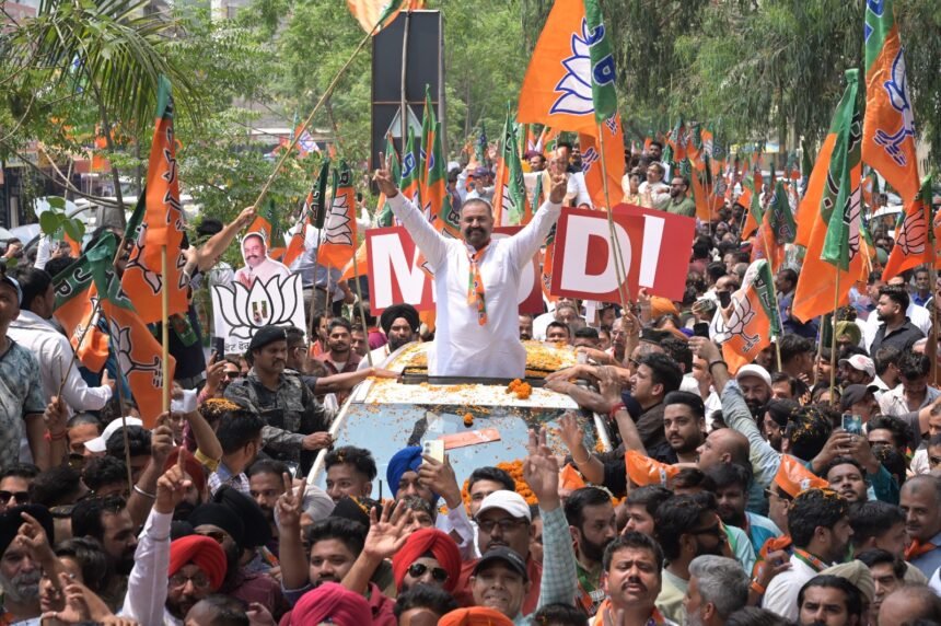 भाजपा उम्मीदीवार सुशील रिंकु के नामांकन पर उमड़ा जनसैलाब