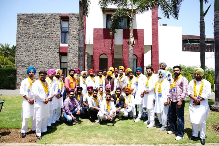 विपक्षी दलों के कई दिग्गज नेताओं ने थामा आम आदमी पार्टी का दामन, सभी नेताओं को मुख्यमंत्री भगवंत मान ने पार्टी में करवाया शामिल, किया स्वागत 