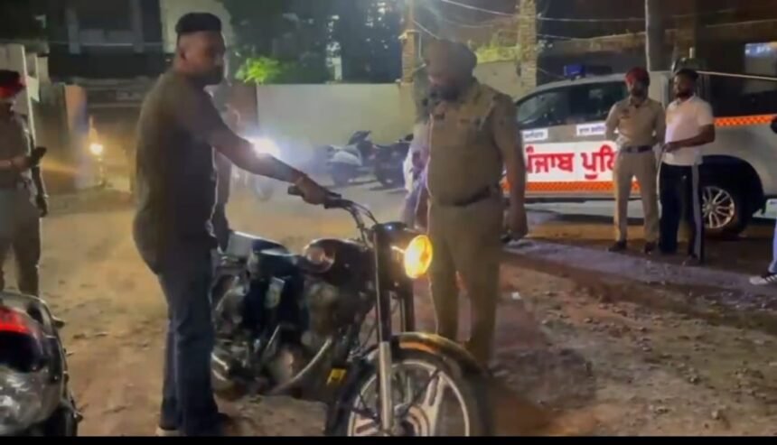 ਜਲੰਧਰ ਕਮਿਸ਼ਨਰੇਟ ਪੁਲਿਸ ਨੇ ਮੋਡੀਫਾਈਡ ਸਾਈਲੈਂਸਰ ਦੀ ਵਰਤੋਂ ਕਰਨ ਵਾਲਿਆਂ ਖਿਲਾਫ ਕੀਤੀ ਕਾਰਵਾਈ ,ਮੋਡੀਫਾਈਡ ਸਾਈਲੈਂਸਰਾਂ ਵਾਲੇ 5 ਮੋਟਰਸਾਈਕਲ ਕੀਤੇ ਜ਼ਬਤ, 3 ਮਕੈਨਿਕਾਂ ਸਮੇਤ 8 ਗ੍ਰਿਫਤਾਰ