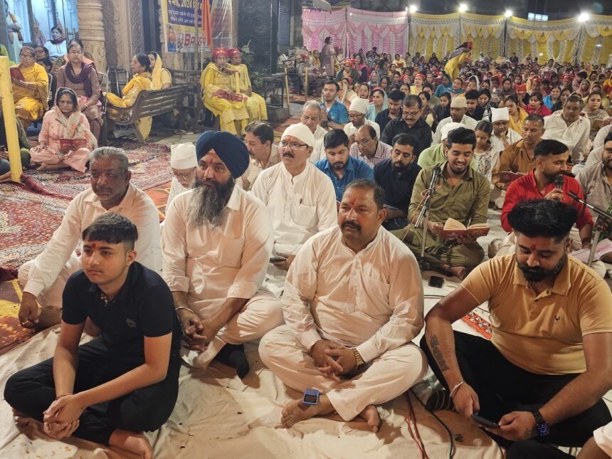 ਸ਼ੀਤਲਾ ਮਾਤਾ ਮੰਦਰ ਕਮੇਟੀ ਵੱਲੋਂ ਕਰਵਾਏ ਗਏ 501 ਸ਼੍ਰੀ ਦੁਰਗਾ ਸਤੂਤੀ ਦੇ ਪਾਠ ਦੌਰਾਨ ਨਤਮਸਤਕ ਹੋਏ ਭਾਜਪਾ ਆਗੂ