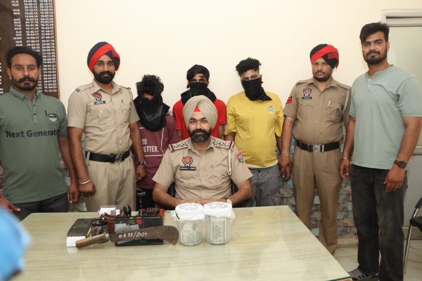 ਜਲੰਧਰ ਕਮਿਸ਼ਨਰੇਟ ਪੁਲਿਸ ਨੇ ਲੁੱਟ-ਖੋਹ ਅਤੇ ਸਨੈਚਿੰਗ ਦੇ ਮਾਮਲੇ ਵਿੱਚ ਤਿੰਨ ਨੂੰ ਕੀਤਾ ਗ੍ਰਿਫਤਾਰ, ਨਕਦੀ, ਆਟੋ ਰਿਕਸ਼ਾ ਅਤੇ ਦਾਤ ਬਰਾਮਦ