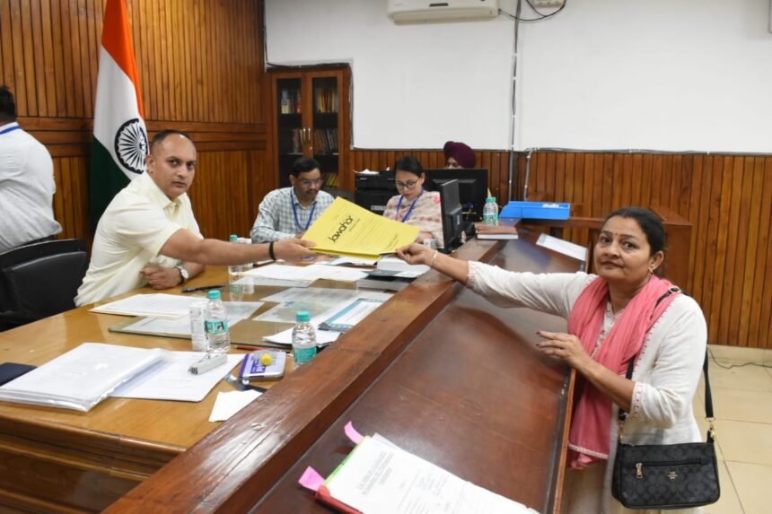 ਲੋਕ ਸਭਾ ਚੋਣ 2024 : ਜਲੰਧਰ ਲੋਕ ਸਭਾ ਹਲਕੇ ਲਈ 27 ਨਾਮਜ਼ਦਗੀਆਂ, ਨਾਮਜ਼ਦਗੀ ਪੱਤਰਾਂ ਦੀ ਪੜਤਾਲ 15 ਮਈ ਨੂੰ ਲੋਕ ਸਭਾ ਚੋਣ 2024 : ਜਲੰਧਰ ਲੋਕ ਸਭਾ ਹਲਕੇ ਲਈ 27 ਨਾਮਜ਼ਦਗੀਆਂ, ਨਾਮਜ਼ਦਗੀ ਪੱਤਰਾਂ ਦੀ ਪੜਤਾਲ 15 ਮਈ ਨੂੰ