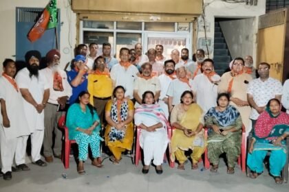 ਭਾਜਪਾ ਆਗੂਆਂ ਨੇ ਆਪਣੇ ਆਪ ਨੂੰ ਮਨਜੀਤ ਮੰਨਾ ਤੇ ਮੋਦੀ ਦਾ ਪਰਿਵਾਰ ਸਮਝ ਕੇ ਚੋਣ ਪ੍ਰਚਾਰ ਸ਼ੁਰੂ ਕਰਨ ਦਾ ਲਿਆ ਸੰਕਲਪ