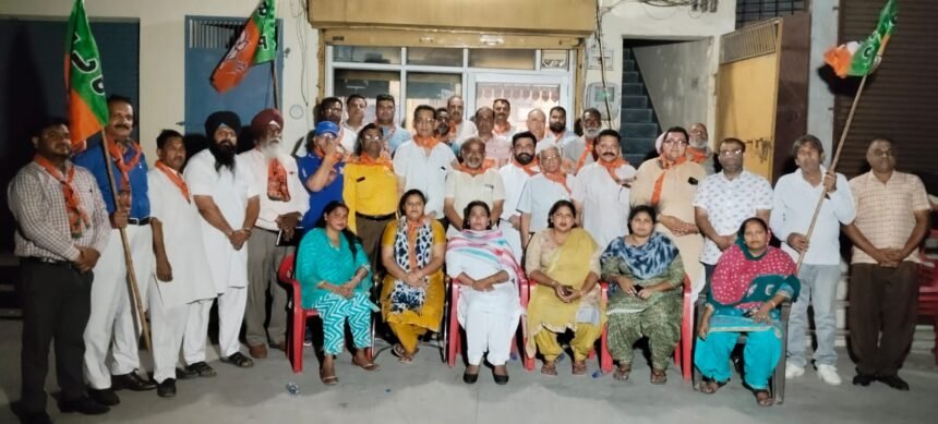 ਭਾਜਪਾ ਆਗੂਆਂ ਨੇ ਆਪਣੇ ਆਪ ਨੂੰ ਮਨਜੀਤ ਮੰਨਾ ਤੇ ਮੋਦੀ ਦਾ ਪਰਿਵਾਰ ਸਮਝ ਕੇ ਚੋਣ ਪ੍ਰਚਾਰ ਸ਼ੁਰੂ ਕਰਨ ਦਾ ਲਿਆ ਸੰਕਲਪ