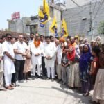 चुनावी मीटिंग के दौरान आप के उम्मीदवार पवन कुमार टीनू ने लोगो से किया स्लम विजिट के दौरान 15 आईटीआई, 50 मिनी स्पोर्ट्स सेंटर और पक्के मकानों का वादा