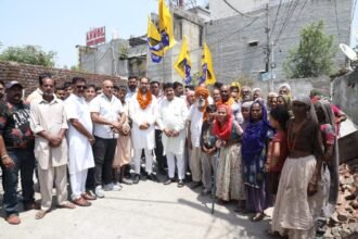 चुनावी मीटिंग के दौरान आप के उम्मीदवार पवन कुमार टीनू ने लोगो से किया स्लम विजिट के दौरान 15 आईटीआई, 50 मिनी स्पोर्ट्स सेंटर और पक्के मकानों का वादा