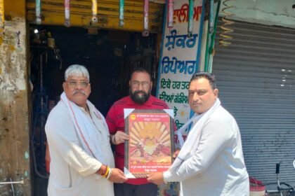 ਵਿਹਿਪ ਜ਼ਿਲ੍ਹਾ ਪ੍ਰਧਾਨ ਜੀਵਨ ਵਾਲੀਆ ਨੂੰ ਮਾਤਾ ਭੱਦਰਕਾਲੀ ਜੀ ਦੇ ਮੇਲੇ ਦਾ ਦਿੱਤਾ ਸੱਦਾ ਪੱਤਰ