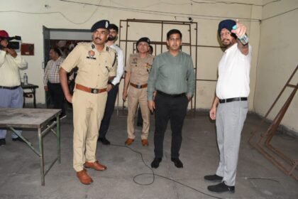 डिप्टी कमिश्नर, पुलिस कमिश्नर ने स्ट्रांग रूम और गिनती केन्द्रों का किया दौरा, पोलिंग केंद्रों पर प्रबंधों और सुरक्षा की स्थिति की समीक्षा की