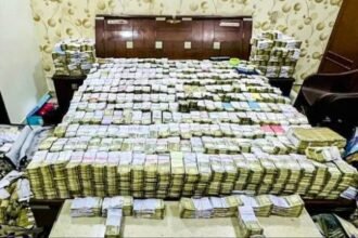 जूता कारोबारियों पर आयकर विभाग की रेड, नोटों के ढेर देखकर अफसर भी हैरान,60 करोड़ कैश बरामद