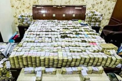 जूता कारोबारियों पर आयकर विभाग की रेड, नोटों के ढेर देखकर अफसर भी हैरान,60 करोड़ कैश बरामद