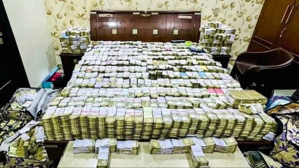 जूता कारोबारियों पर आयकर विभाग की रेड, नोटों के ढेर देखकर अफसर भी हैरान,60 करोड़ कैश बरामद
