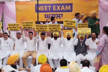आम आदमी पार्टी ने विरोध प्रदर्शन कर नीट का दोबारा एग्जाम कराने की मांग की