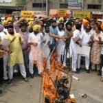 आम आदमी पार्टी के कन्वीनर और दिल्ली के मुख्यमंत्री अरविंद केजरीवाल की गिरफ्तारी के विरोध में ‘आप’ नेताओं ने जालंधर में किया प्रदर्शन, फूंका केंद्र सरकार का पुतला फूंका