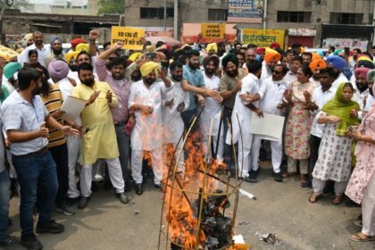 आम आदमी पार्टी के कन्वीनर और दिल्ली के मुख्यमंत्री अरविंद केजरीवाल की गिरफ्तारी के विरोध में ‘आप’ नेताओं ने जालंधर में किया प्रदर्शन, फूंका केंद्र सरकार का पुतला फूंका