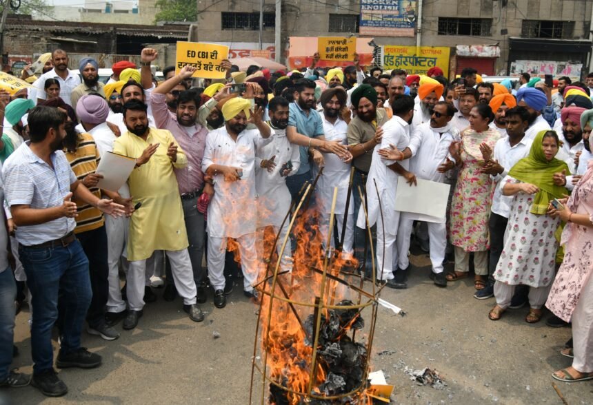 आम आदमी पार्टी के कन्वीनर और दिल्ली के मुख्यमंत्री अरविंद केजरीवाल की गिरफ्तारी के विरोध में ‘आप’ नेताओं ने जालंधर में किया प्रदर्शन, फूंका केंद्र सरकार का पुतला फूंका