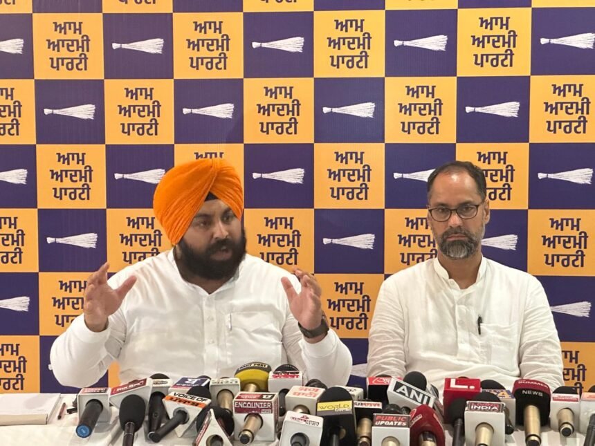 आम आदमी पार्टी के कैबिनेट मंत्री हरजोत सिंह बैंस ने प्रेस कॉन्फ्रेंस के दौरान कांग्रेस पार्टी पर बोला हमला, लगाए आरोप