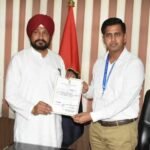 ਇੰਡੀਅਨ ਨੈਸ਼ਨਲ ਕਾਂਗਰਸ ਦੇ ਉਮੀਦਵਾਰ ਚਰਨਜੀਤ ਸਿੰਘ ਚੰਨੀ 175993 ਵੋਟਾਂ ਦੇ ਫ਼ਰਕ ਨਾਲ ਜੇਤੂ, ਡਿਪਟੀ ਕਮਿਸ਼ਨਰ-ਕਮ-ਰਿਟਰਨਿੰਗ ਅਫ਼ਸ ਨੇ ਜੇਤੂ ਉਮੀਦਵਾਰ ਨੂੰ ਸੌਂਪਿਆ ਸਰਟੀਫਿਕੇਟ