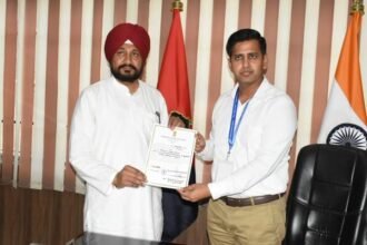 ਇੰਡੀਅਨ ਨੈਸ਼ਨਲ ਕਾਂਗਰਸ ਦੇ ਉਮੀਦਵਾਰ ਚਰਨਜੀਤ ਸਿੰਘ ਚੰਨੀ 175993 ਵੋਟਾਂ ਦੇ ਫ਼ਰਕ ਨਾਲ ਜੇਤੂ, ਡਿਪਟੀ ਕਮਿਸ਼ਨਰ-ਕਮ-ਰਿਟਰਨਿੰਗ ਅਫ਼ਸ ਨੇ ਜੇਤੂ ਉਮੀਦਵਾਰ ਨੂੰ ਸੌਂਪਿਆ ਸਰਟੀਫਿਕੇਟ