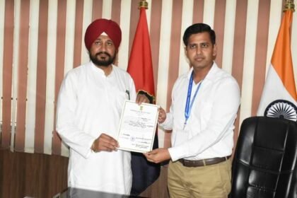 ਇੰਡੀਅਨ ਨੈਸ਼ਨਲ ਕਾਂਗਰਸ ਦੇ ਉਮੀਦਵਾਰ ਚਰਨਜੀਤ ਸਿੰਘ ਚੰਨੀ 175993 ਵੋਟਾਂ ਦੇ ਫ਼ਰਕ ਨਾਲ ਜੇਤੂ, ਡਿਪਟੀ ਕਮਿਸ਼ਨਰ-ਕਮ-ਰਿਟਰਨਿੰਗ ਅਫ਼ਸ ਨੇ ਜੇਤੂ ਉਮੀਦਵਾਰ ਨੂੰ ਸੌਂਪਿਆ ਸਰਟੀਫਿਕੇਟ