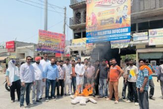 ਪੇਪਰ ਲੀਕ ਮਾਮਲੇ ਨੂੰ ਲੈਕੇ ਯੂਥ ਕਾਂਗਰਸ ਨੇ ਫੂਕਿਆ ਸਿੱਖਿਆ ਮੰਤਰੀ ਧਰਮਿੰਦਰ ਪ੍ਰਧਾਨ ਦਾ ਪੁਤਲਾ