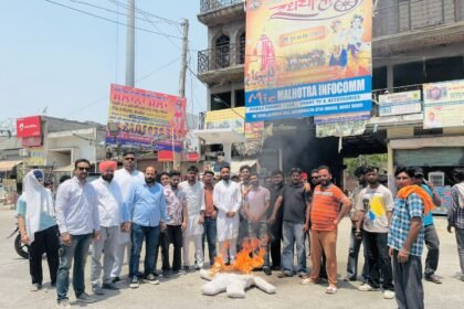 ਪੇਪਰ ਲੀਕ ਮਾਮਲੇ ਨੂੰ ਲੈਕੇ ਯੂਥ ਕਾਂਗਰਸ ਨੇ ਫੂਕਿਆ ਸਿੱਖਿਆ ਮੰਤਰੀ ਧਰਮਿੰਦਰ ਪ੍ਰਧਾਨ ਦਾ ਪੁਤਲਾ