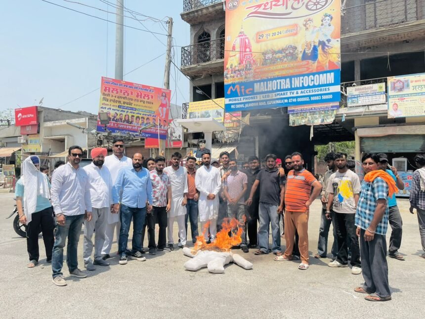 ਪੇਪਰ ਲੀਕ ਮਾਮਲੇ ਨੂੰ ਲੈਕੇ ਯੂਥ ਕਾਂਗਰਸ ਨੇ ਫੂਕਿਆ ਸਿੱਖਿਆ ਮੰਤਰੀ ਧਰਮਿੰਦਰ ਪ੍ਰਧਾਨ ਦਾ ਪੁਤਲਾ