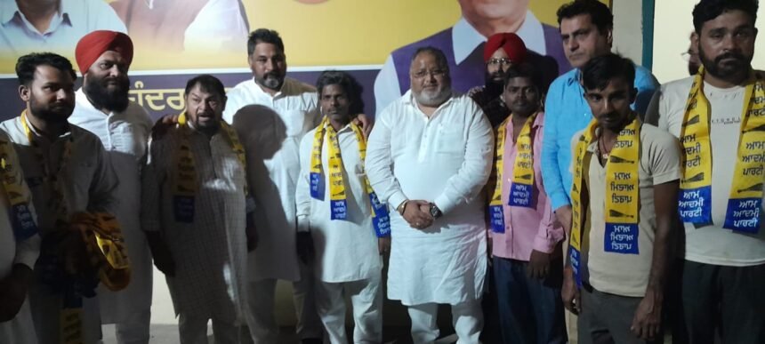 जालंधर वेस्ट में आप उम्मीदवार मोहिंदर भगत को मिला भारी समर्थन, बीजेपी के कई नेता आम आदमी पार्टी में हुए शामिल