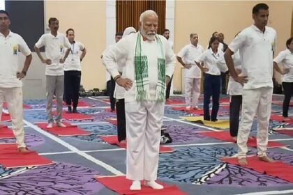 श्रीनगर में पीएम मोदी ने किया योगाभ्यास, देश-दुनिया के लोगों को योग दिवस की बधाई दी….देखे वीडियो