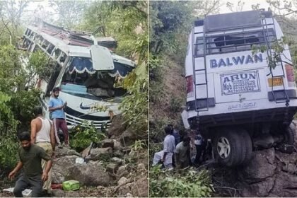 जम्मू-कश्मीर में आतंकी हमले के बाद तीर्थयात्रियों से भरी बस खाई में गिरी, 10 लोगों की मौत