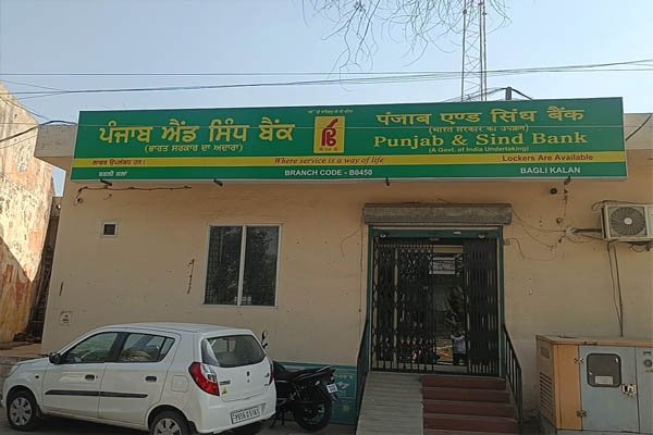 दिनदहाड़े बैंक में लूट, तीन नकाबपोशों ने हथियारों के बल पर लूटे 15 लाख रुपये, हवाई फायर किए